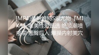 约两个巨乳妹子玩嗨了就顺便裸泳一下