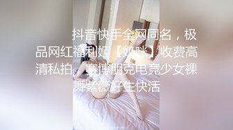 三亚-大表姐：你让我不搞黄色，我也忍不住啊。化妆室画眼影，说换内裤就换内裤，说看奶就看奶，毫不羞涩，真牛逼！