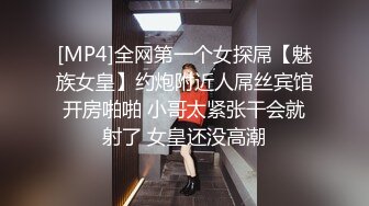 变态三人组迷翻大长腿少妇换上各种丝袜各种奇葩玩弄2 (3)