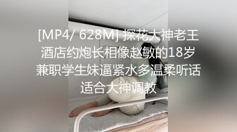 穿开档丝袜的嫩嫩妹子很会玩鸡巴先是用美脚挑逗最后吞吐舔吸，这感觉爽翻天硬邦邦插入做爱美腿享受