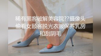 美女如云的韩国女厕偷拍 人品不错的羽绒服美眉尿完仔细的擦拭厕板