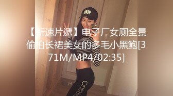 夜市宵夜摊低胸装美女被猥琐大叔围观.尽力防走光没想到下面还是被偷拍内裤夹进了屁股缝逼痕明显