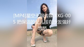 【新片速遞】 丝袜高跟露脸高颜值女模4P性爱现场直播，让小哥抗腿草尿了，场面淫乱刺激69舔逼口交，多体位蹂躏抽插别错过[869MB/MP4/01:01:06]