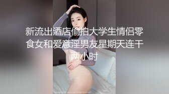 搞笑人妖洗菜的时候性欲来了各种瓜往嘴里放型男来了直接吃鸡巴过瘾厨房里大干菊花