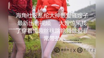 时尚粉嫩牛仔短裤美性感人妖口含棒棒糖引诱光头猛男猛吸菊花毒龙相互插干