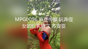 办公桌下的性感秘书－蒂蒂 露出超巨の豪乳色诱经里 趴在经理两腿中间 白皙的浑圆的Ｇ奶_抓着就不想松开 弹嫩的翘臀和蜜大腿超诱人