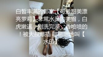 吊钟大奶风骚女友的无限诱惑，跟狼友互动撩骚听指挥，自己吃骚奶子撅着屁股看逼逼，自己抠穴浪叫呻吟好骚啊