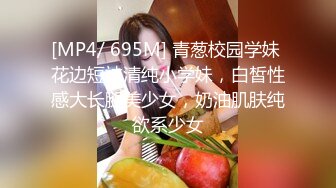 童颜巨乳G奶小骚货，笑起来甜美，揉捏两个大奶子，振动棒抽插无毛粉穴，吸吮自己奶头，扭动搔首弄姿