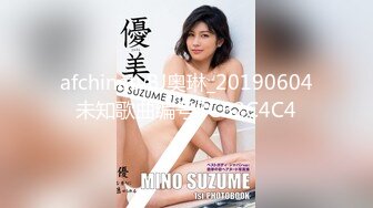 【新片速遞】 爆乳少妇让大哥在床上蹂躏，风骚的大屁股撅着给大哥舔鸡巴，让大哥压在身下爆草奶子乱晃，边打电话边草真骚[164MB/MP4/14:18]