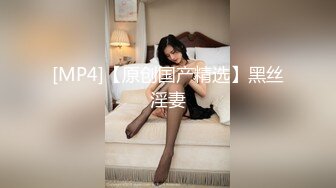 大奶熟女妈妈 最爱坐在大鸡吧上自己驾驶 骑马的感觉 鸡吧在骚逼里上下抽动欲罢不能 回味无穷 屁屁真大 鲍鱼真肥