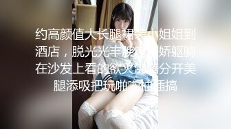 丰满肉嘟嘟的胖妹子两个吊钟奶子，沙发上露脸