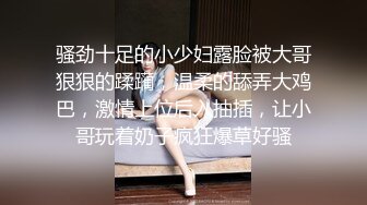 眼镜哥操大学女友，精致脸蛋，短裙翘臀诱惑，操了半天还是软趴趴的，真浪费