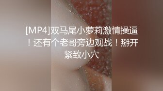 【骚小妹两男一女3P大战】骑乘边操边吃大屌，垫着枕头抬起屁股，怼着骚逼猛操，前后夹击，两大汉轮流后入爆插