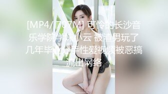 开宝马的骚姐姐车周围全是人 脱光揉捏大奶子掰骚逼特写喷尿