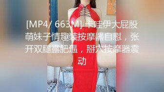 大一女生军训迟到被教官单独留下训练,最后强迫女生和自己车震,女生一脸不情愿