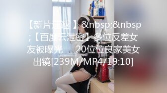 [MP4/ 827M] 颜值不错的极品妞，两个姐妹花全程露脸发骚，听狼友指挥互动淫声荡语揉奶玩逼，道具抽插骚穴