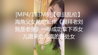 美美的女孩渴望的眼神温柔的舌头性感透明的内衣浴池里洗