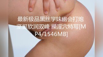 骚表姐理发店内享受小老弟的按摩服务，直接被小老弟把裤子扒下给舔逼，把鸡巴塞进嘴里直接抽插又草逼口爆