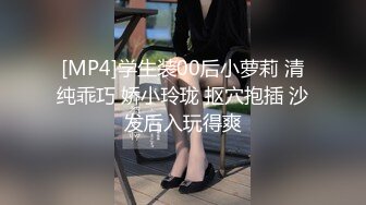 饭店大厅，菜还没上就着急了，上一秒媳妇给单男口交，下一秒服务员就拿佐料过来，也不知道看见没看见，这是真猛啊，真枪就口啦！