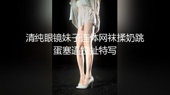 极品嫩妹玩手机时手慢慢放在她私密处没反抗,有戏趁机上了她,又白又嫩！