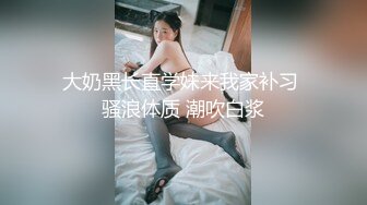 颜值不错的小少妇和闺蜜团一起大秀直播，全程露脸让闺蜜玩奶舔逼道具抽插，带着假鸡巴后入爆草，浪叫不止