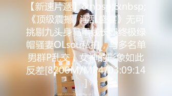 《魔手外购极品CP》快餐店女厕定点全景偸拍络绎不绝的小姐姐方便，几款阴毛挺性感，小美女抠逼闻闻味儿 (6)