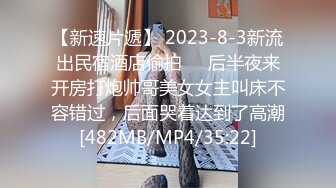 母子乱伦镜头前的激情，熟女大妈啥都会吹舔吸弄口交小哥的大鸡巴，镜头前被各种抽插爆草，老逼就是败火