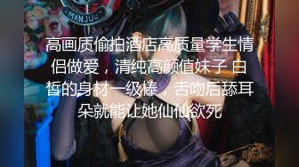 极品小奶妈风骚白丝情趣，淫水多多抠着骚逼给狼友看特写，揉骚奶子挤奶水自己喝