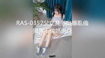 金发女抓着自己男友鸡鸡玩深喉