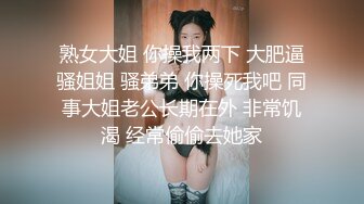 白T恤牛仔裤小姐姐这身服饰就是显身材，前凸后翘高挑笔直