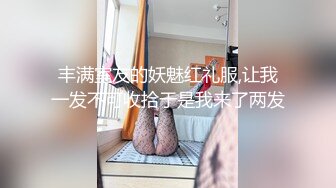 遇上极品的清纯皮肤白皙少妇，淡绿色的裙子，一下子就把我吸引住啦，厕所等候她，看着迷人的阴洞硬了，少妇双手掰开阴唇，让我拍清晰点的意思？