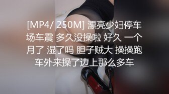 【极品稀缺 破解摄像头】JK风小姐姐更衣间拿手机自拍 多角度偷拍