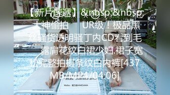 绿帽情节老公找了个单男跟老婆玩3P，一个插小骚逼，一个插屁眼，好骚