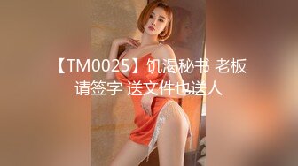 妹子脱光衣服,在街道上来回走,还好没有人不然被看光