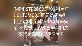 专注人前露出与路人同框美腿女神GI9ZA视图集，公园超市广场哪人多往哪去和老登一起锻炼 (3)