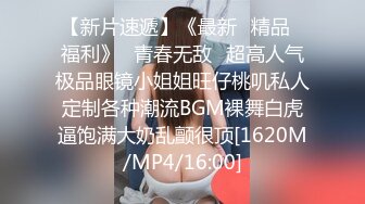 18清纯小妹妹独自在家床上自慰，脱掉内裤展示无毛肥穴，掰穴特写假屌摩擦，翘起圆润屁股后入，娇喘呻吟诱惑