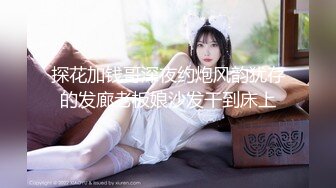 19岁美女❤️假期和男友无套操逼还一边和狼友互动骚穴到处是淫水