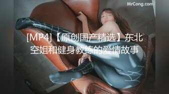 《极品CP魔手外购》色胆包天坑神潜入某公司女厕独占坑位隔板缝中现场实拍超多美女小姐姐方便，脸逼同步前后拍太顶了 (5)