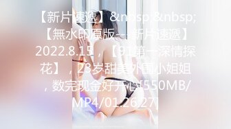 最新3月商城厕所TP无檐小白帽女神妹嘘嘘