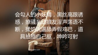 专找丶阿姨玩两小伙3P淫骚熟女，双屌轮流口交，高跟鞋站在床上后入，拨开丁字裤侧入抽插猛操