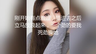 晚上城中村出租屋偷窥隔壁租房的妹子洗澡没想到里面还蹲着个男的洗干净身上的泡泡后居然干起来了