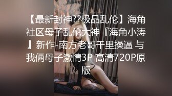 母狗少妇让小哥调教，黑丝高跟跪地爬行，尿尿给狼友看，深喉口交舔菊花，大鸡巴抽她脸