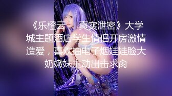 胆子超级大 手机直接放到屁股底下偷拍漂亮妹子的鲍鱼