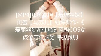 妖娆美少妇欧美风格跪着吃双屌，前后齐夹击，一顿后入猛如虎，撸射在肚子上