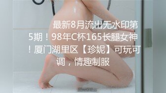 漫展中心偷拍漂亮的礼仪小姐