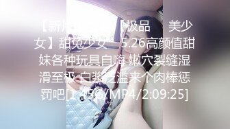 包臀裙露腰套装美女街边秀恩爱被抄底圆点内裤