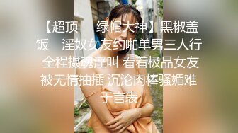 地铁上偷拍没戴胸罩的少妇 乳晕那么大 难道还在哺乳期？