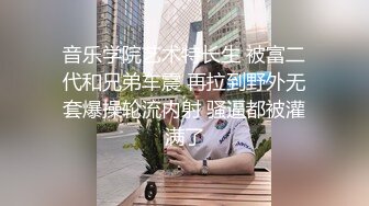 窗外偷拍大奶子胖妹洗澡被发现了用洗澡毛巾打我,问谁在这里