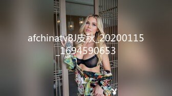 十一月流出大胆牛人潜入某酒店员工女厕偷拍女同事尿尿红鞋牛仔裤美女的白虎逼貌似很不错